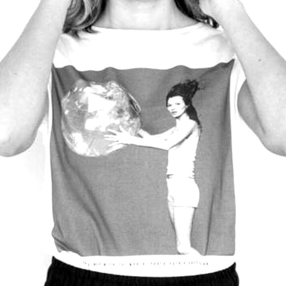KATE MOSS Tops - KATE MOSS WITH THE WORLD. PHOTO PATRIK ANDERSON Graphic Tshirt Womens Large